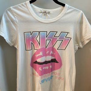 white kiss graphic tee